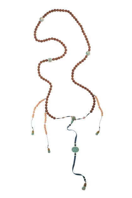 Buddhistische Gebetskette aus roten, orangenen und türkisblauen Glas- und Porzellanperlen.