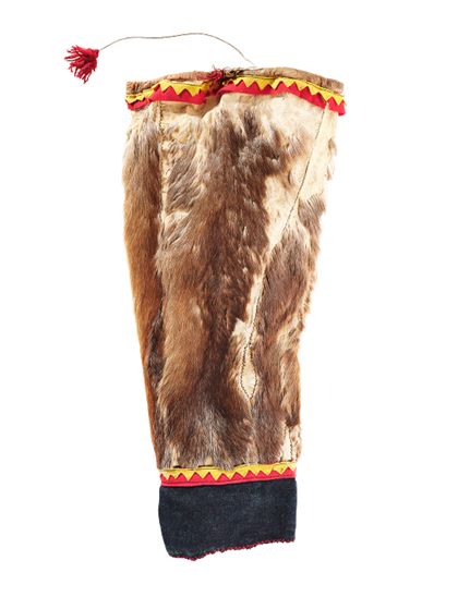 Beinkleid genäht aus Rentierfell. Teil der traditionellen Männertracht der Sámi.