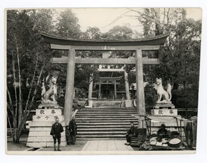 Handkolorierte Fotografie eines Shinto-Schreins, der dem Fuchsgott Inari gewidmet ist.