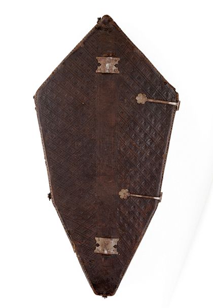 Futteral aus Leder, in dem das Oberteil des Kreuzes aufbewahrt werden konnte, Rückseite.