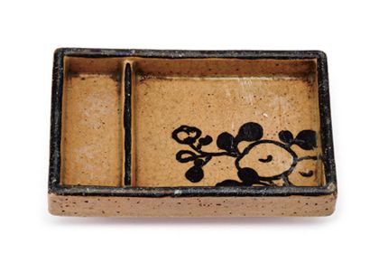 Rechteckiges Schälchen, glasiert mit floralem Muster.