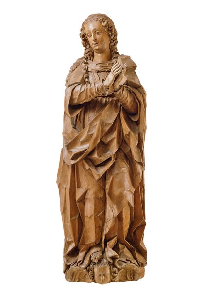 Holzskulptur einer stehenden Maria in langer Gewandung mit andächtig gefalteten Händen.