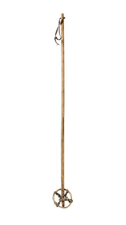 Ein Skistock aus Holz.