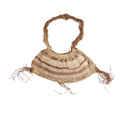 Eine kleine Netztasche, deren pflanzliche Faserschnur teilweise braun, rotbraun und schwarz eingefärbt ist und an den Unterkante zu Fransen ausläuft.